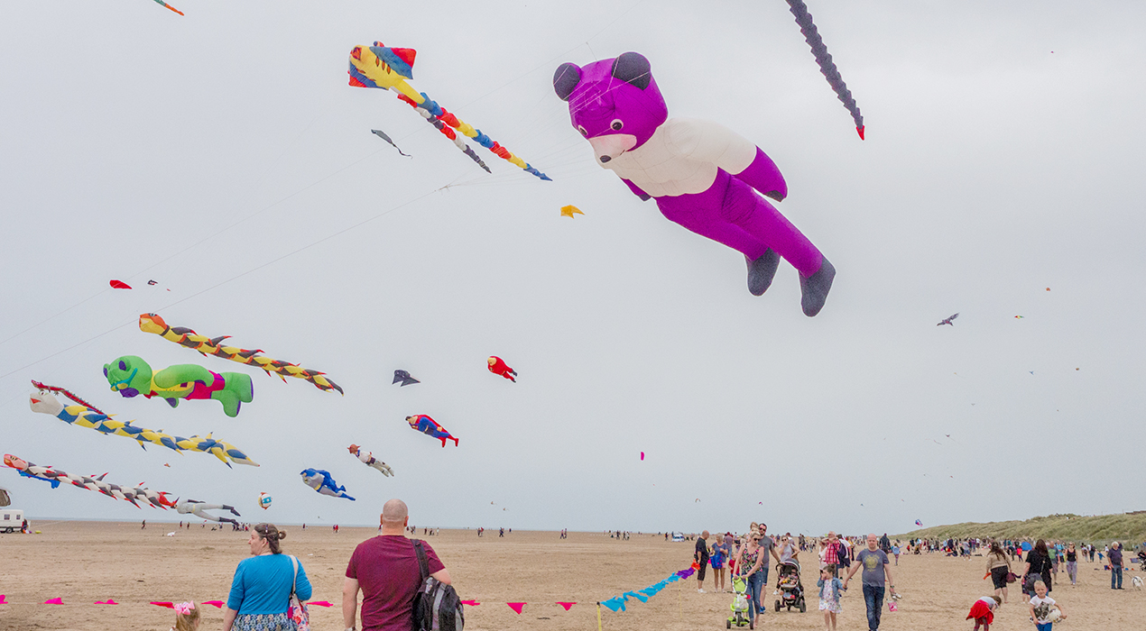 St Annes, Fylde Coast, Lancashire, UK. September 2nd 2018. Spectators and visitors enjoying the St Annes International Kite Festival, St Annes, Fylde Coast, Lancashire, Uk - Image Sue Burton Photography